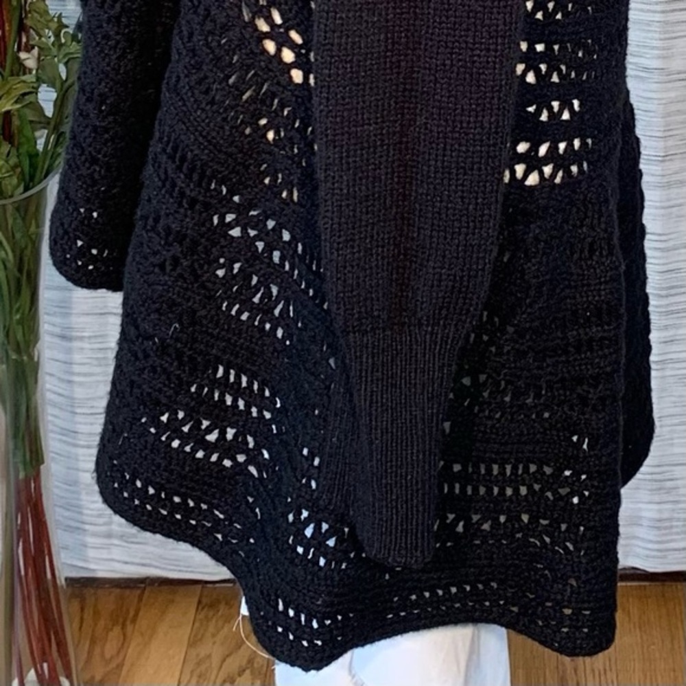 Cache black knit and crocheted cardigan with shawl. - Picture 7 of 16